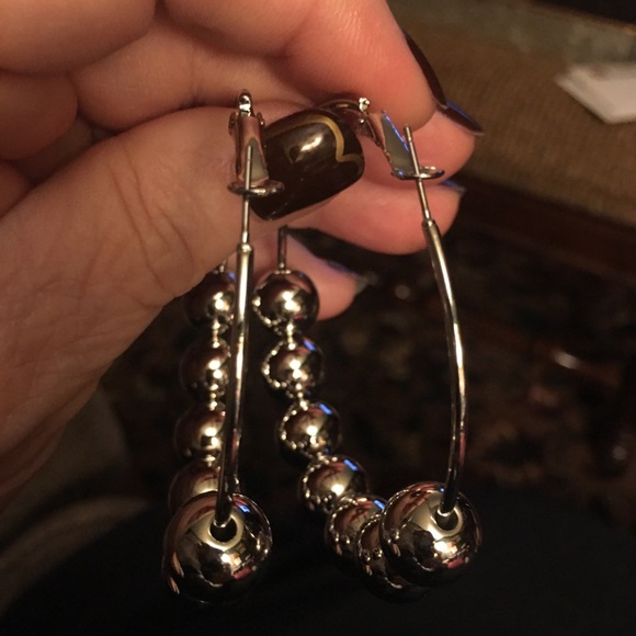 Silver tone pierced earrings… - Picture 1 of 3